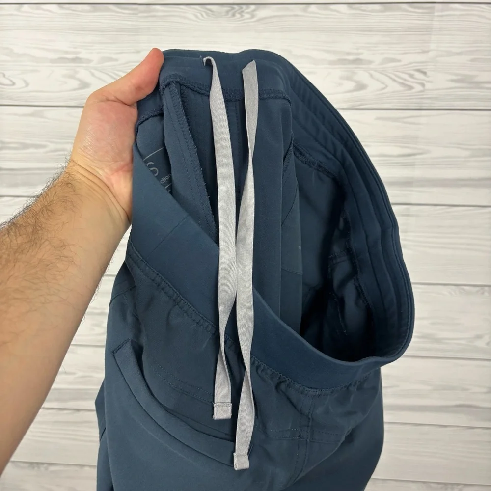 FIGS Men’s Axim Cargo Scrub Pants Navy Blue Size Medium Short